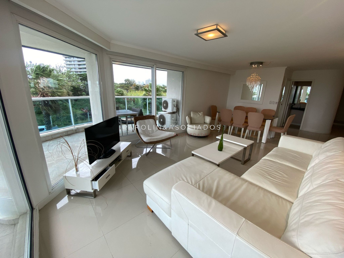 Apartamento en venta de 3 dormitorios en Casino Tower, Punta del Este.