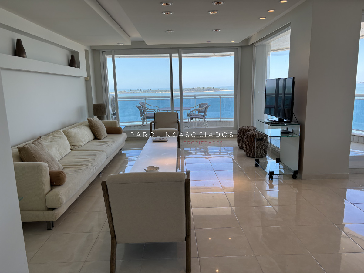 Apartamento en venta de 3 dormitorios + dependencia en Millenium Tower, Punta del Este.