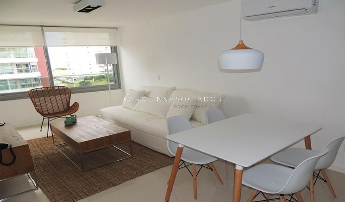 Apartamento de 2 dormitorios en venta en Torre Esmeralda, Punta del Este.