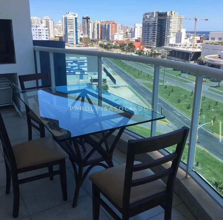 Apartamento de 2 dormitorios con parrillero en venta en Casino Tower