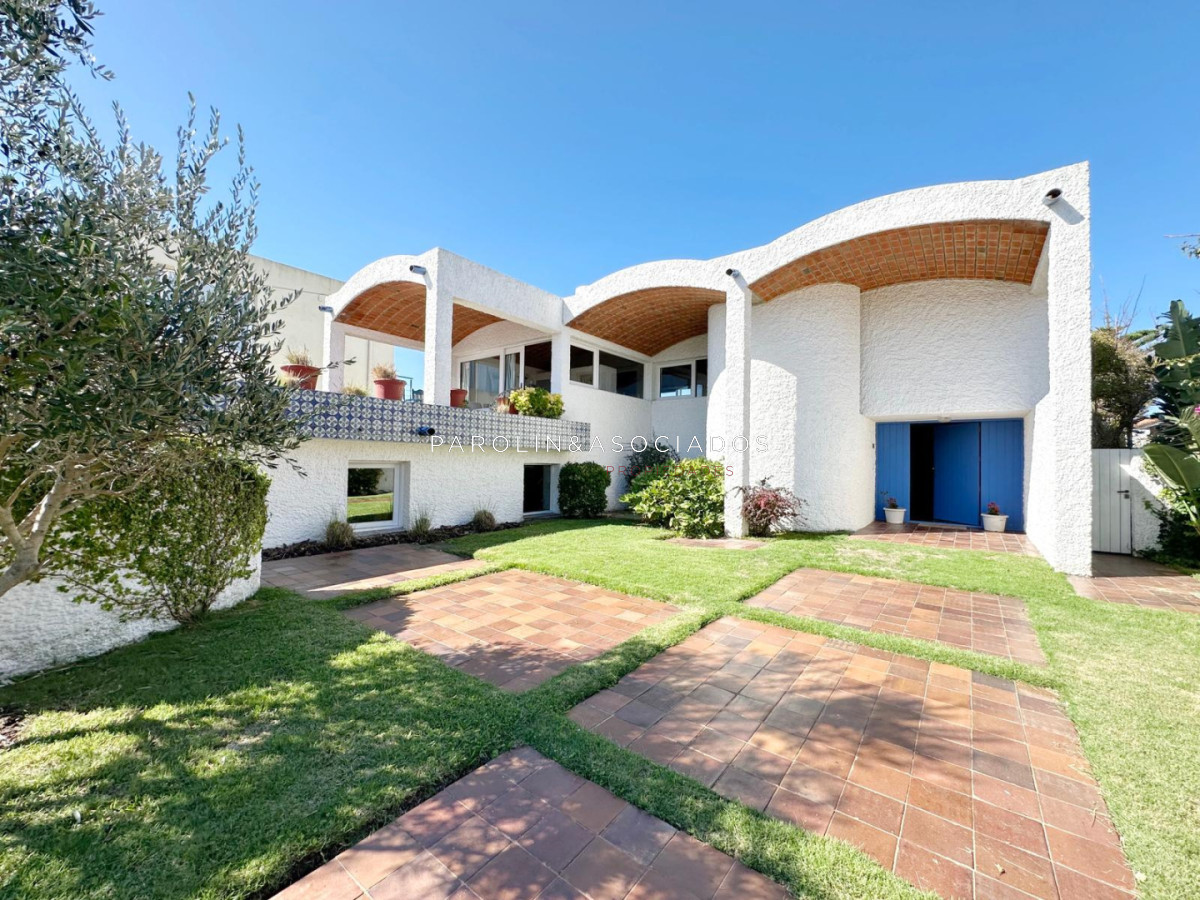 Excelente Casa en Venta de 4 Dormitorios ubicada en Peninsula, Punta del Este.
