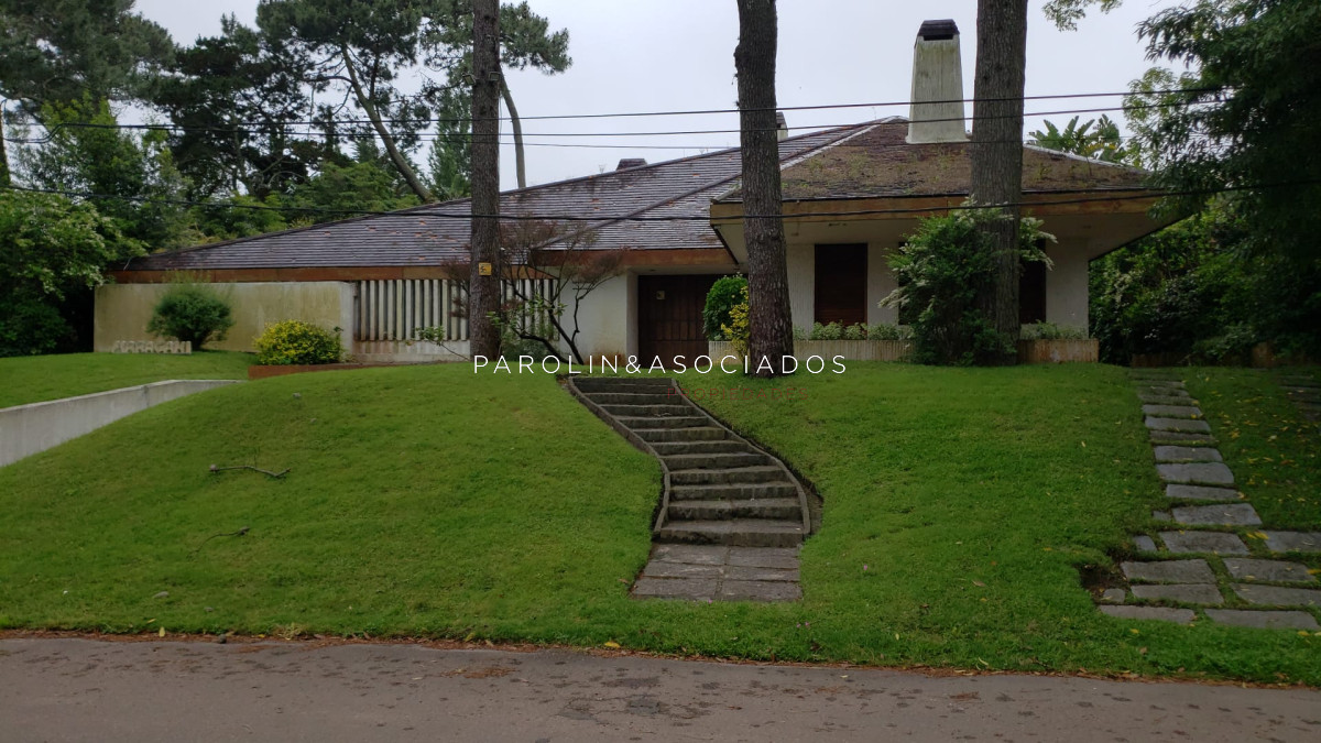 Hermosa y amplia casa en venta en Mansa, Punta del Este.