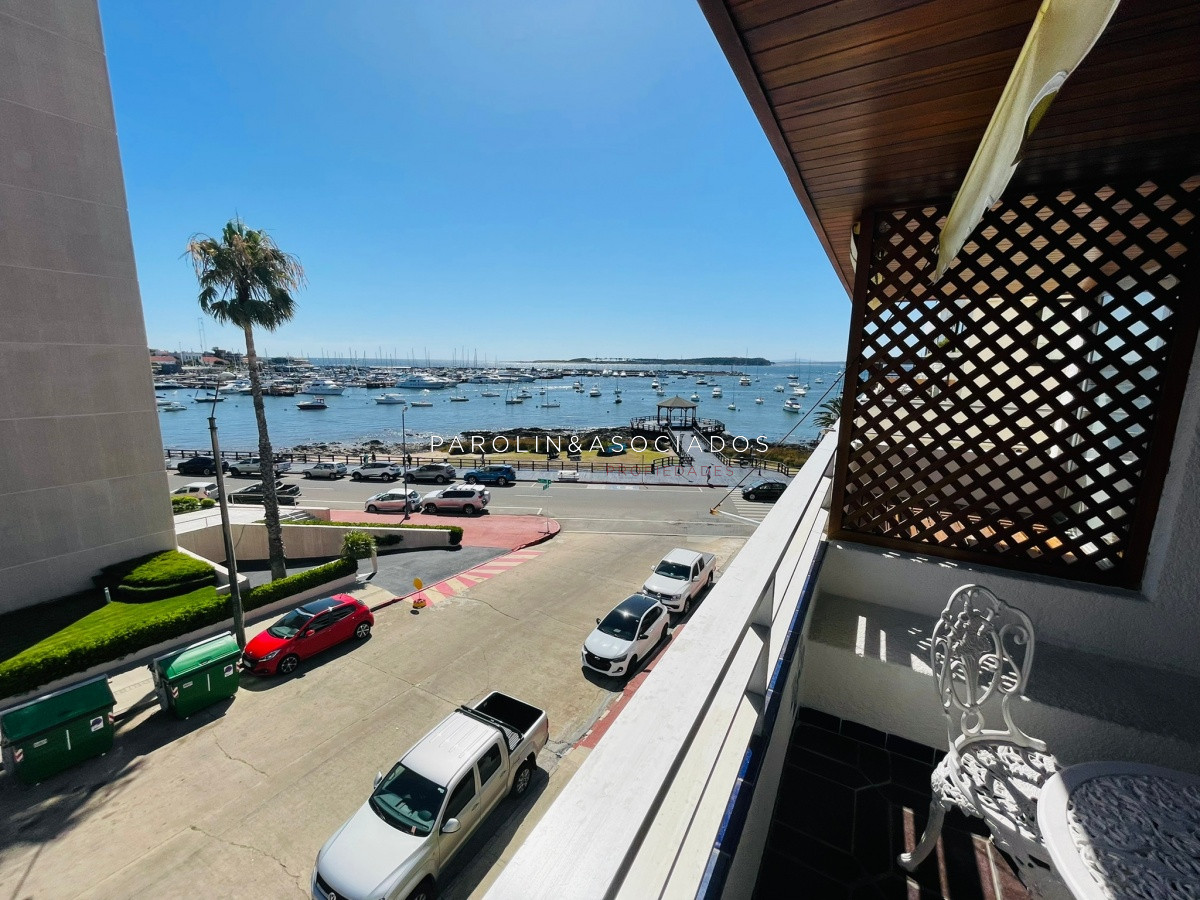 Apartamento en venta de 3 dormitorios en Punta del Este.