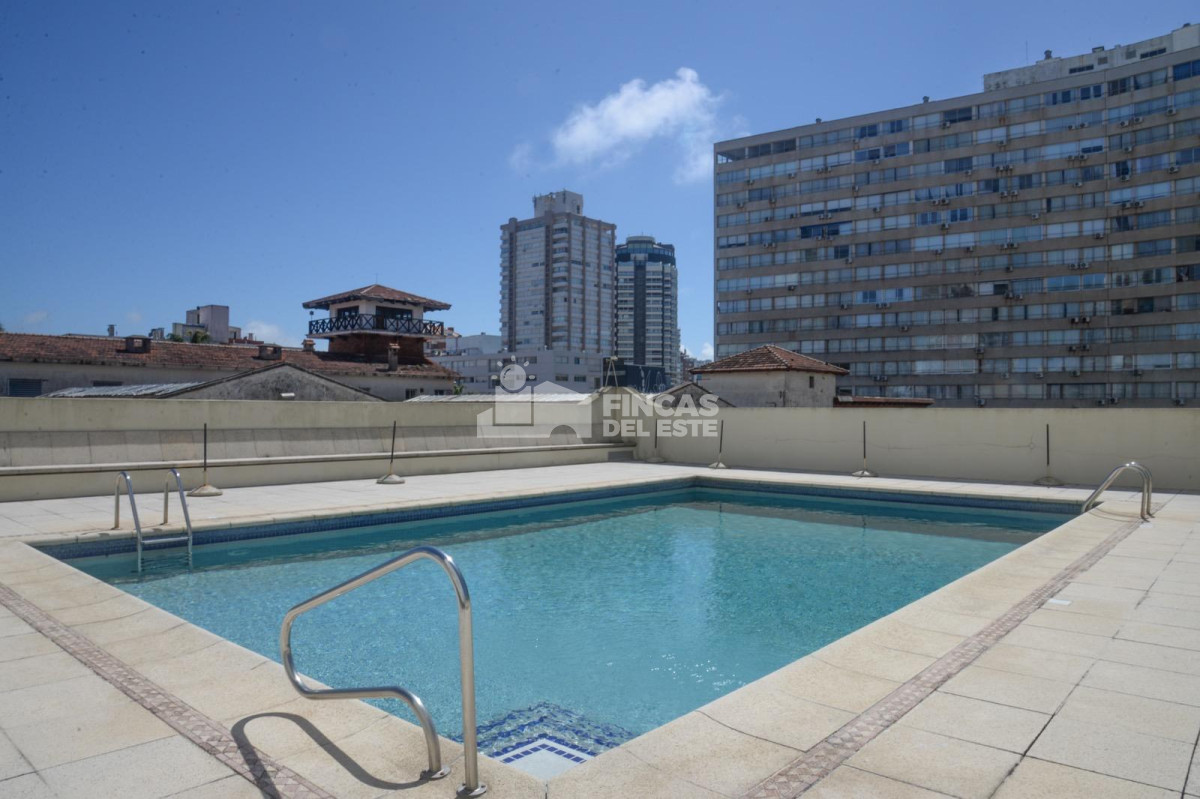 Apartamento de dos dormitorios y dos baños, reciclado, esquinero, vista espectacular!!