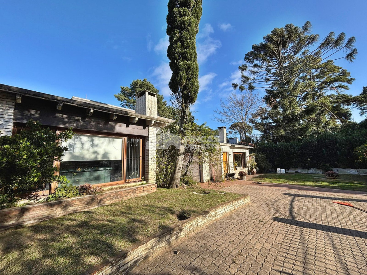 CASA DE 4 DORMITORIOS EN CANTEGRIL