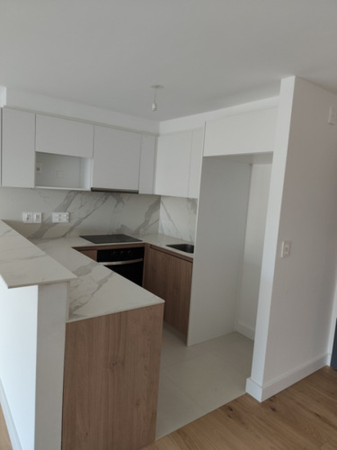 Apartamento Semiamueblado De 1 Dormitorio Con Balcón y Garaje · Foto 3