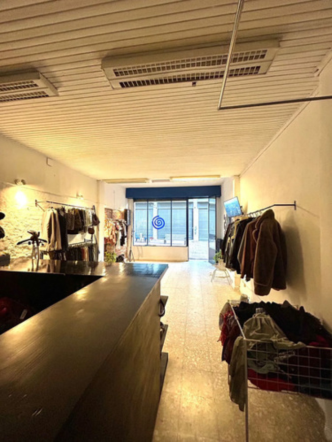 Amplio Local Cerca Del Mercado Del Puerto de 57 m2 Ciudad Vieja · Foto 3