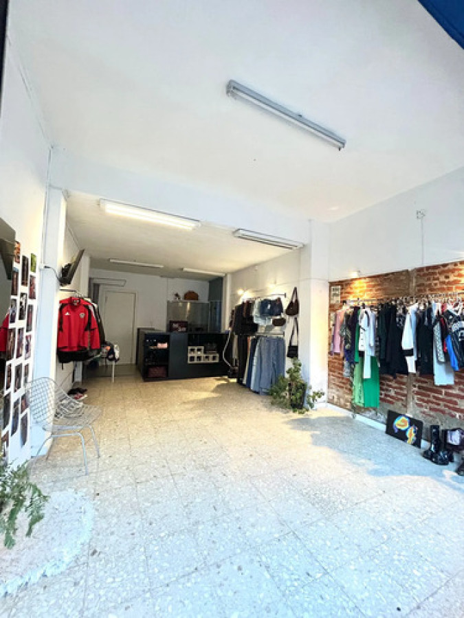 Amplio Local Cerca Del Mercado Del Puerto de 57 m2 Ciudad Vieja · Foto 2
