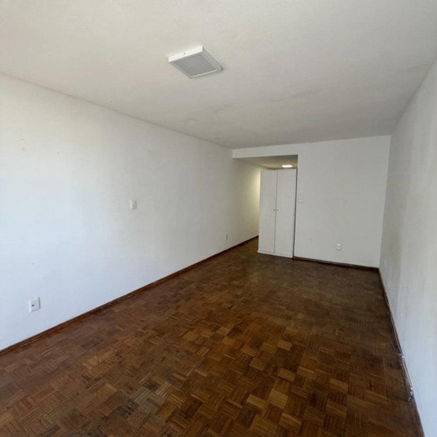 Alquiler Monoambiente Con Balcón Pocitos Frente A Rambla · Foto 10