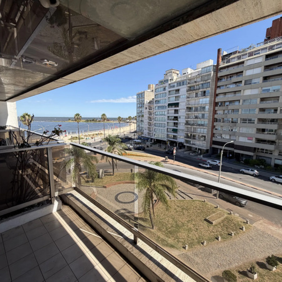 Alquiler Monoambiente Con Balcón Pocitos Frente A Rambla · Foto 1