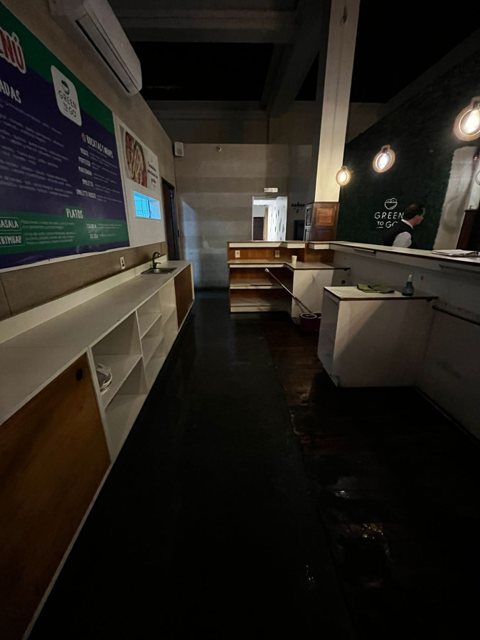 Alquiler De Local Comercial 140m2 Sin Gastos En Ciudad Vieja · Foto 3
