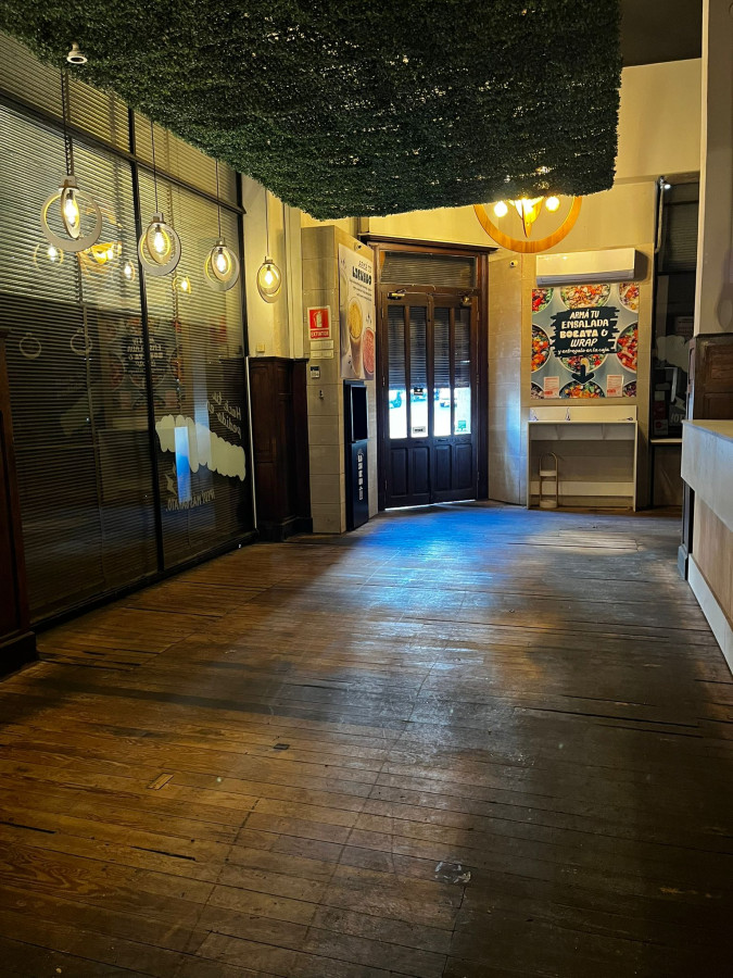 Alquiler De Local Comercial 140m2 Sin Gastos En Ciudad Vieja · Foto 2