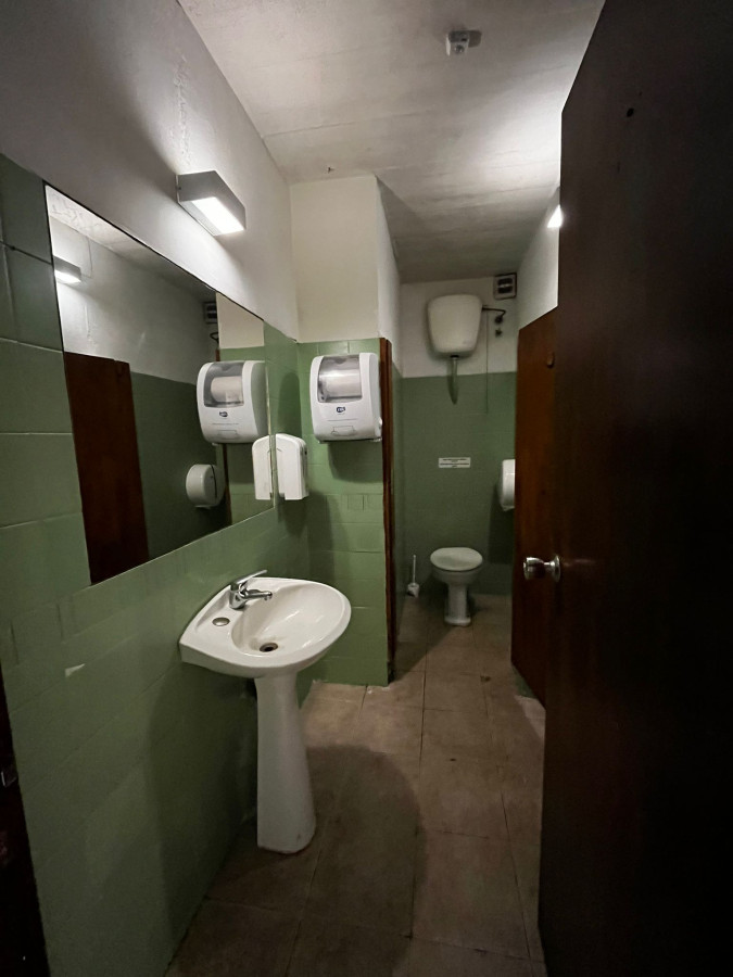 Alquiler De Local Comercial 140m2 Sin Gastos En Ciudad Vieja · Foto 11