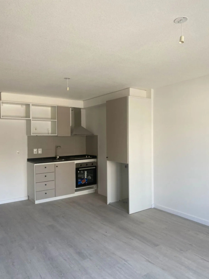 Alquiler De Monoambiente Con Balcón Excelente Estado En Cordón · Foto 4