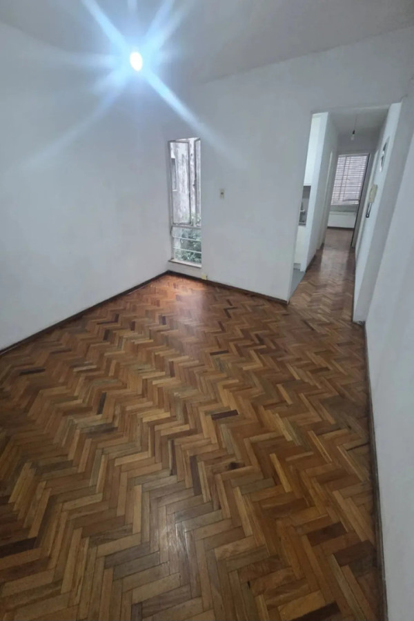 Alquiler Apartamento De 1 Dormitorio Al Frente A Metros Del Teatro Solís En Ciudad Vieja