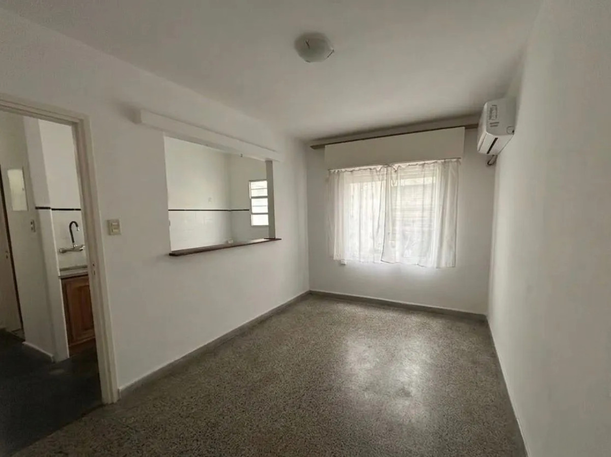 Alquiler Apartamento 1 Dormitorio Muy Luminoso A Una Cuadra La Rambla Gastos Bajos En Ciudad Vieja