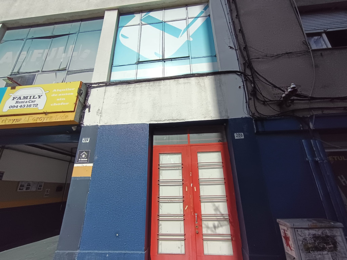 Alquiler De Local Comercial Excelente Ubicación Sin Gastos Comunes En Tres Cruces