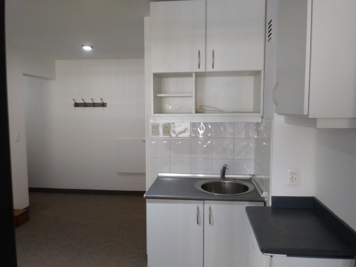 Alquiler De Oficina Ambiente Dividido Excelente Ubicación En Centro · Foto 3