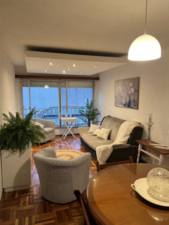 Alquiler Apartamento Semi Amoblado 3 Dormitorios 2 Baños Amplio Y Luminoso En Centro · Foto 2