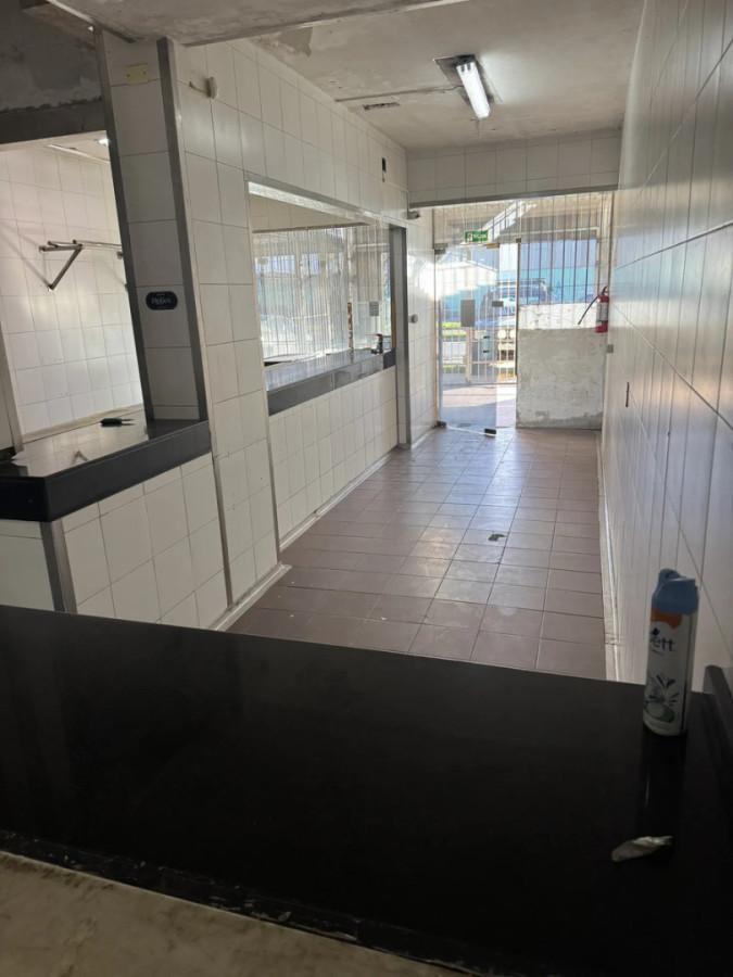 Alquiler De Local Comercial 98m2 Sin Gastos Comunes En Larrañaga