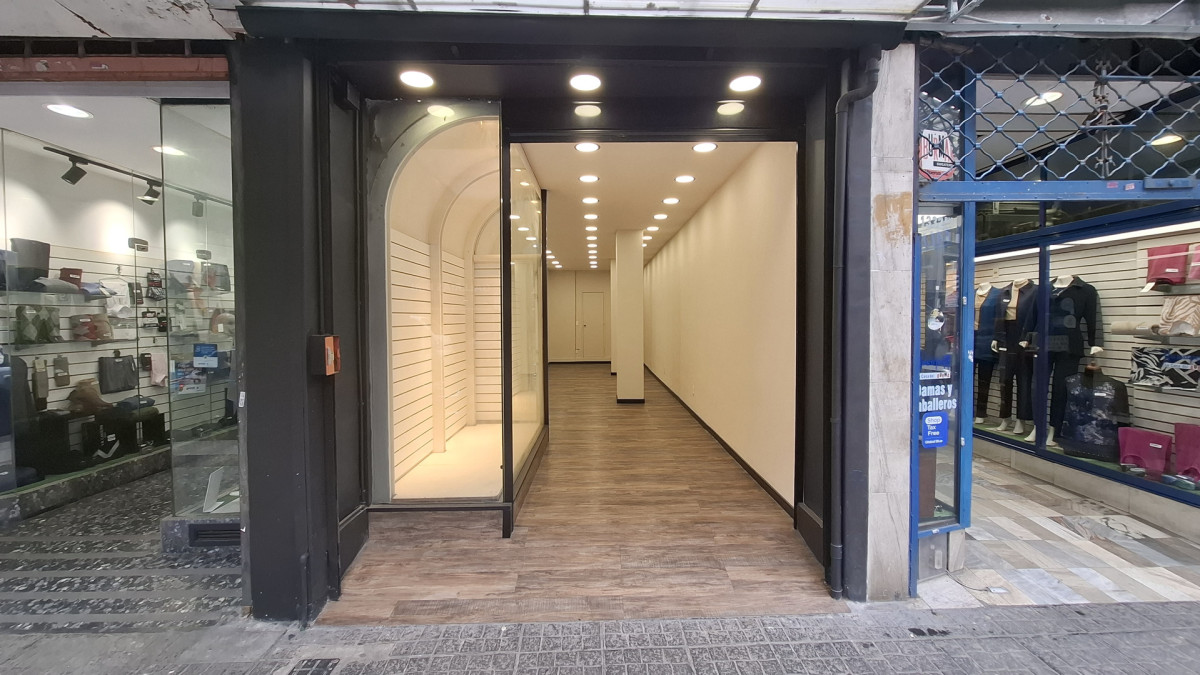 Alquiler De Local Comercial Al Frente Excelente Ubicación Sin Gastos Comunes En Centro · Foto 2