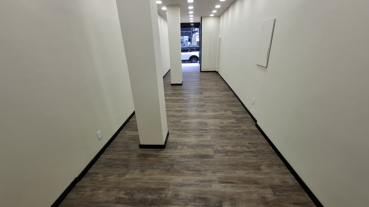 Alquiler De Local Comercial Al Frente Excelente Ubicación Sin Gastos Comunes En Centro · Foto 7