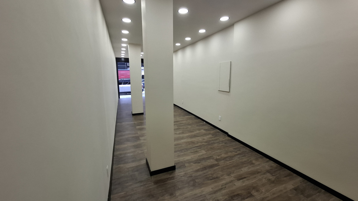 Alquiler De Local Comercial Al Frente Excelente Ubicación Sin Gastos Comunes En Centro · Foto 8