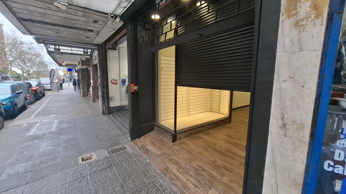 Alquiler De Local Comercial Al Frente Excelente Ubicación Sin Gastos Comunes En Centro · Foto 3