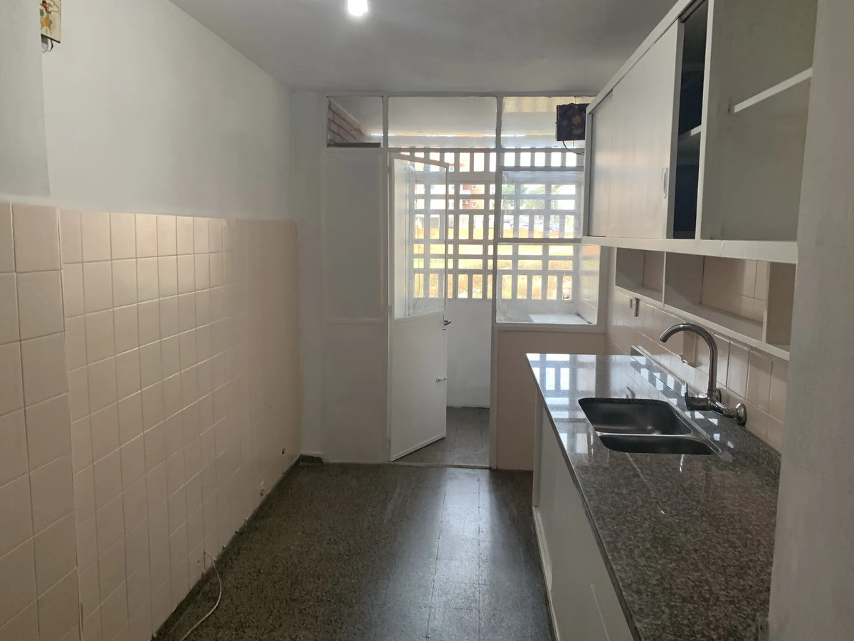 Alquiler Apartamento 3 Dormitorios Amplio Y Luminoso Sobre Rambla En Centro · Foto 4