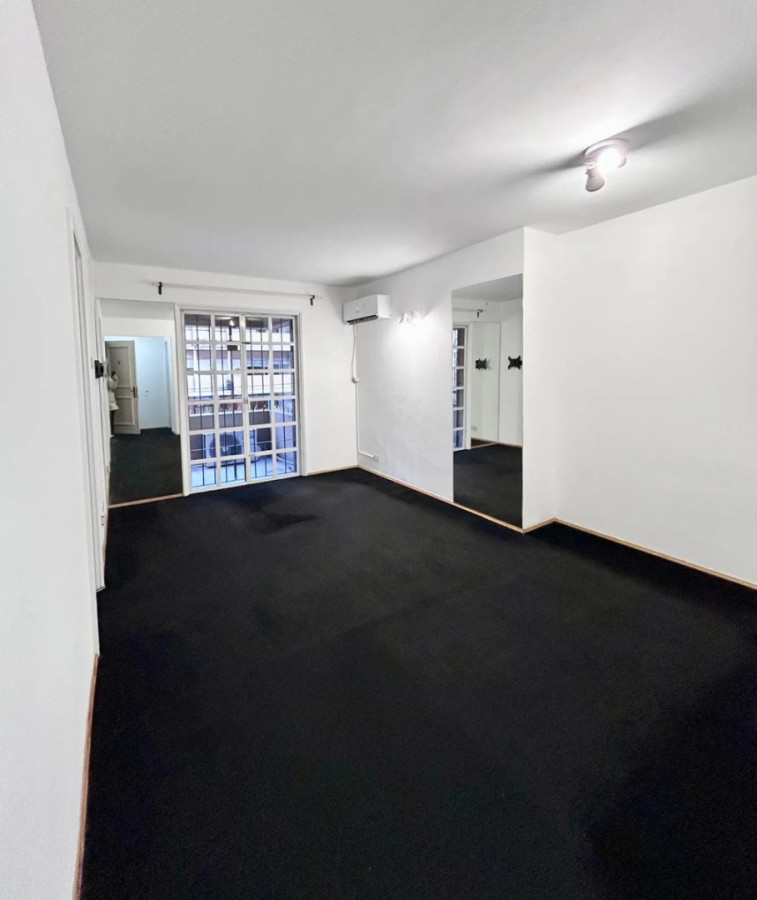 Alquiler Apartamento De 2 Dormitorios Con Balcón Patio A Pasos De La Rambla En Pocitos
