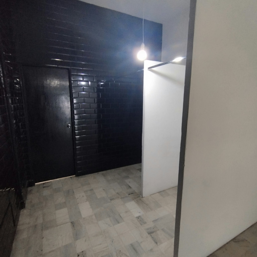 Alquiler Local Comercial Sin Gastos Comunes En Centro · Foto 4