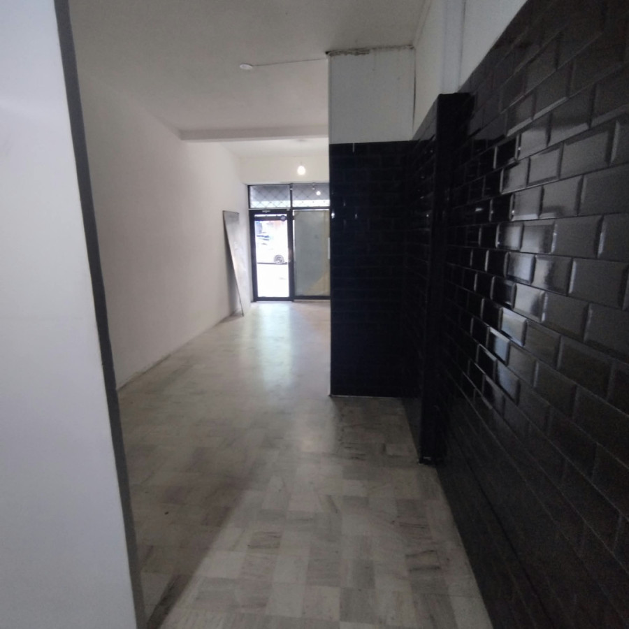 Alquiler Local Comercial Sin Gastos Comunes En Centro · Foto 1