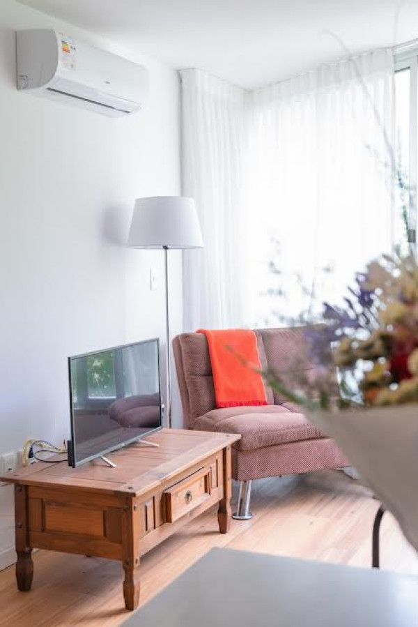 Hermoso Apartamento De 1 Dorm Con Balcón Amueblado · Foto 2