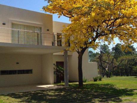 Alquilo Casa En Exclusivo Barrio Cerrado Z/aeropuerto