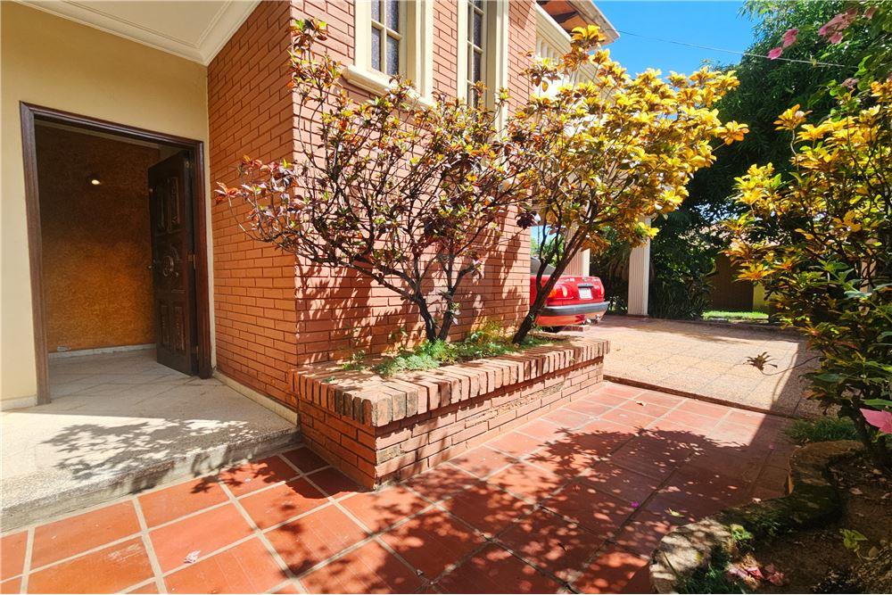 CASA EN ESQUINA CON GRAN POTENCIAL COMERCIAL — foto 3