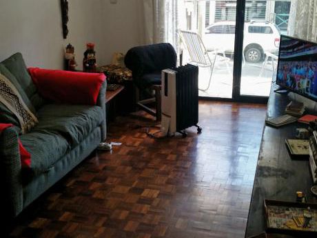 Pocitos,primer Piso,patio,parrilero,2 Dormitorios,2baños,próX A Plaza Gomensoro