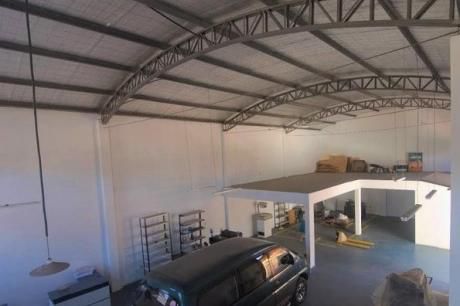 Depósito, Locales Comerciales Y Oficinas En Barrio Pinoza