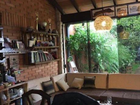 Vendo Casa Tipo Chalets En Zona FèLIX Bogado 360 M2!!