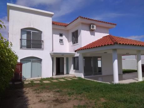 En Alquiler Hermosa Casa En En El Urubo, Condominio Santa Cruz De La Colina