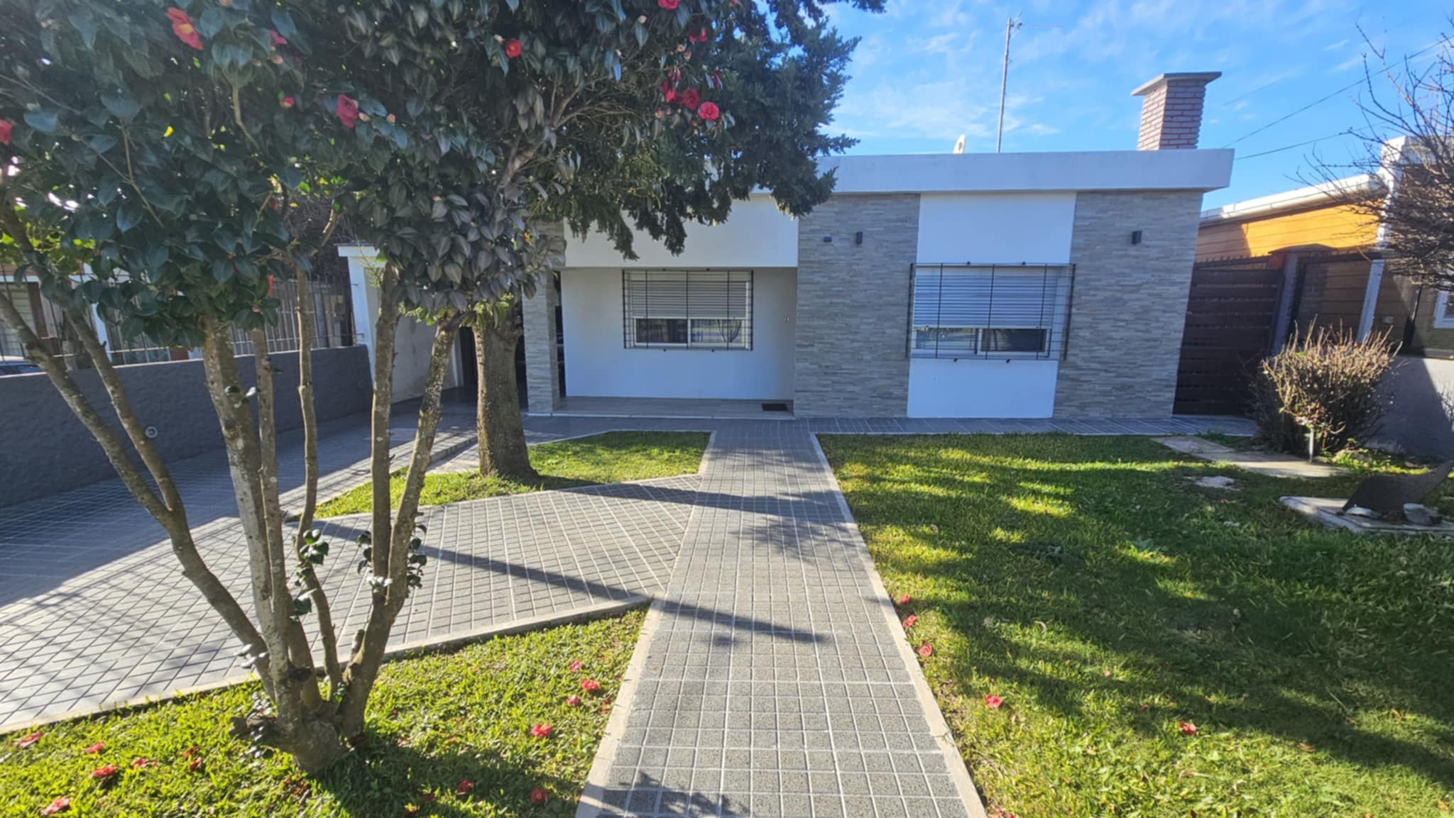 Hermosa casa, de gran presencia y excelente estado de conservación.