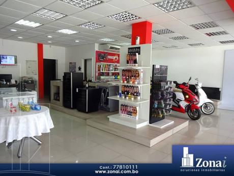 Amplio Local Con Showroom Sobre Avenida Con Oficinas Y 1 Apartamento***