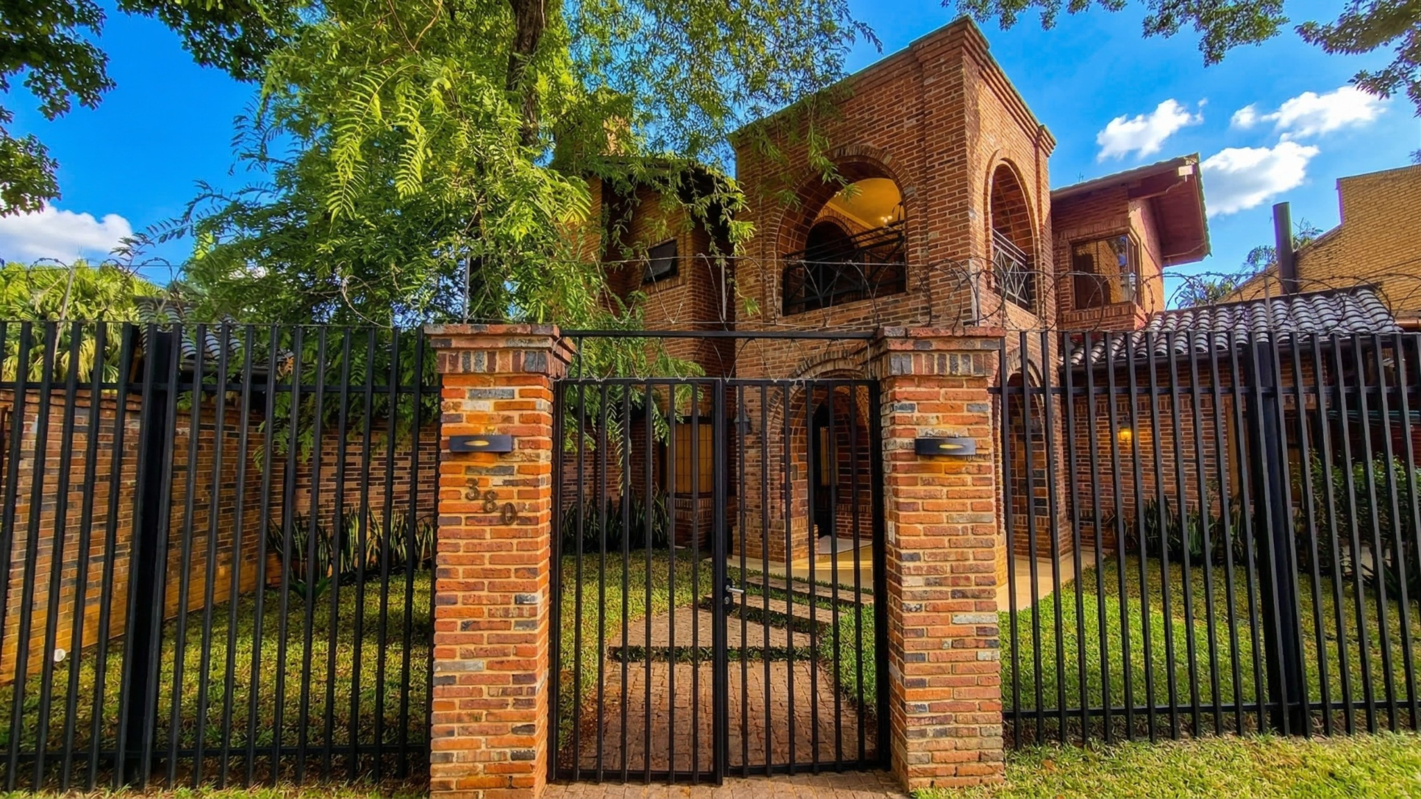 Residencia En Alquiler | Viví El Lujo En El Corazón De Las Lomas — foto 3