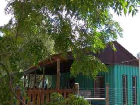 Cabaña Realizada Con Containers De 12 Metros, Deck En Madera Y Techo A Dos Aguas