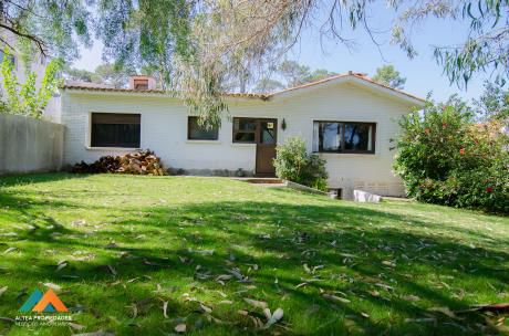 Casa En Playa Mansa, Amplio Jardín Y Fondo, 3 Dormitorios Y Servicio