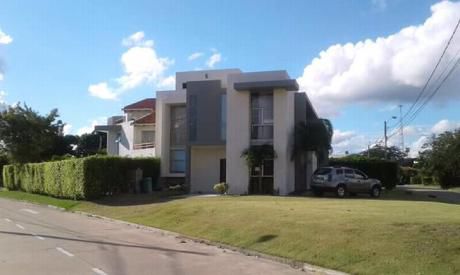 Casa Moderna En Alquiler Urubo