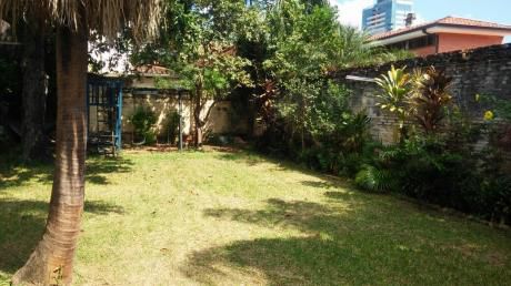 Vendo Terreno Con Casa Tipo Chalets En Barrio Villa Morra!!