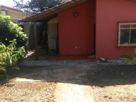 Alquilo Casa En El Barrio Boquerón!!