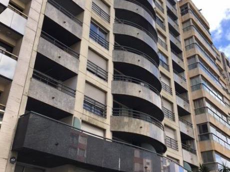 La Mejor Zona De Pocitos A 3 Cuadras De La Rambla. Living Con Balcón Y Dormitorio Al Frente Con Amplio Ventanal,. 7mo Piso, Vista Despejada Sobre Avenida, Orientación Oeste,. Portero 24 Hs. Piscina Y Barbacoa. Lavadero