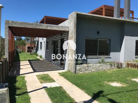 Casa En Venta, Piriápolis, Punta Colorada, A 6 Cuadras De La Playa