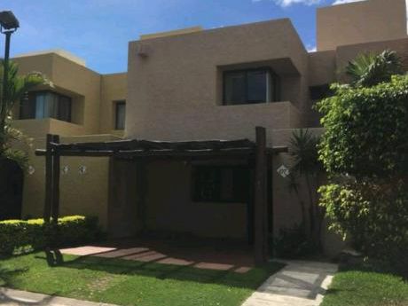 Bonita Casa En Alquiler En Cond La Hacienda